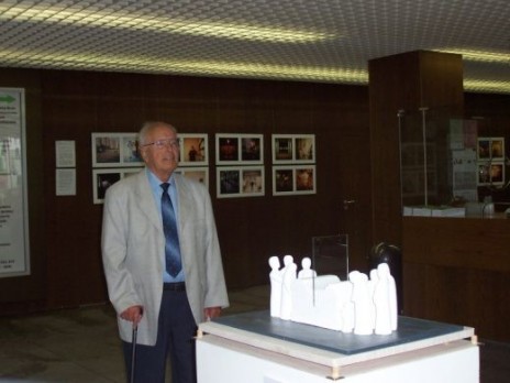 Ernst Röder (died in 2007), whose mother was murdered in Auschwitz, at Oberursel city hall in May 2006, introducing a model of the memorial to the public. Photo: Eberhard Laeuen Ernst Röder