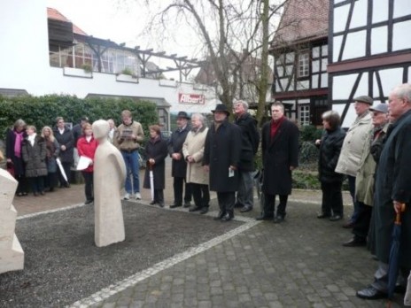 Placement of the second figure, donated by the Oberursel building association. Photo: Eberhard Laeuen Placement of the second figure