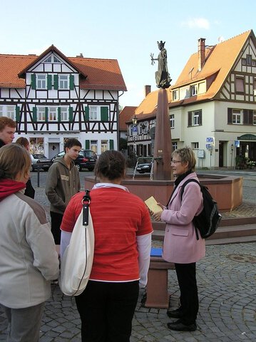 Die Firmlinge trafen sich am Marktplatz mit Angelika Rieber (Foto: Helga Fremerey)