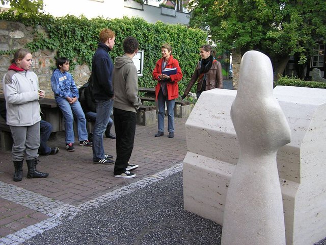 Helga Fremerey beantwortete Fragen der Jugendlichen am Standort des entstehenden Opferdenkmals hinter der Hospitalkirche.  (Foto: Angelika Rieber)