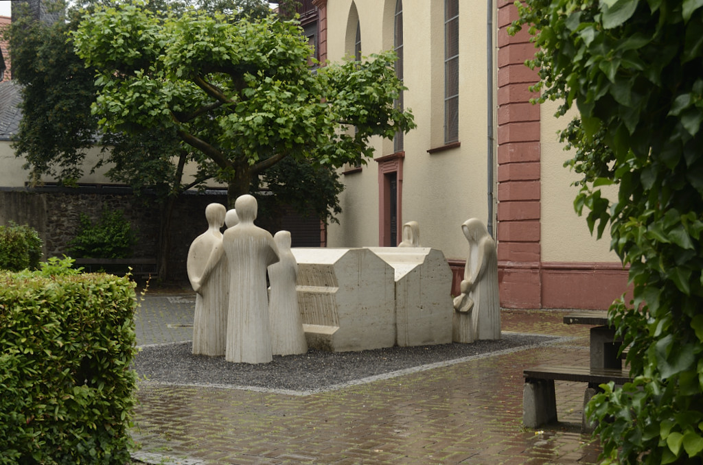 Opferdenkmal Oberursel: Am 7. Juli 2013 konnte die siebte Figur hinzugefügt werden. Denkmal mit der 7. Figur