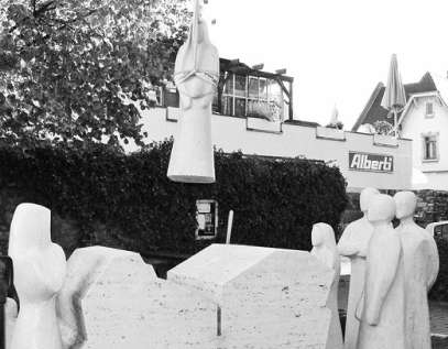 Am Opferdenkmal wurde die achte Figur aufgestellt Thumbnail