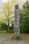 Gedenksäule mit der Inschrift „Mensch achte den Menschen“