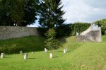 Nur diese Kindergräber sind nach der Umgestaltung des ehemaligen Anstaltsfriedhof erhalten geblieben