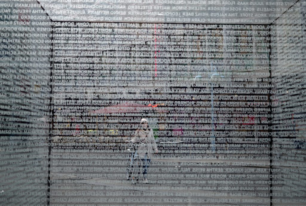 Glaskubus, Mahnmal mit 2280 Opfernamen, Mannheim P1