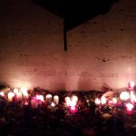 Am Opferdenkmal abgelegte Kerzen