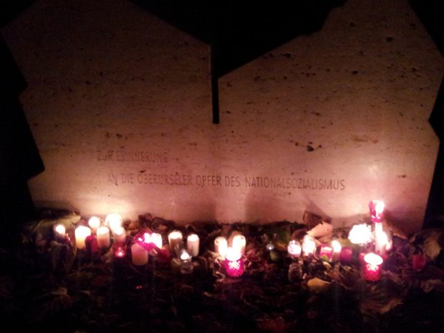 Am Opferdenkmal abgelegte Kerzen