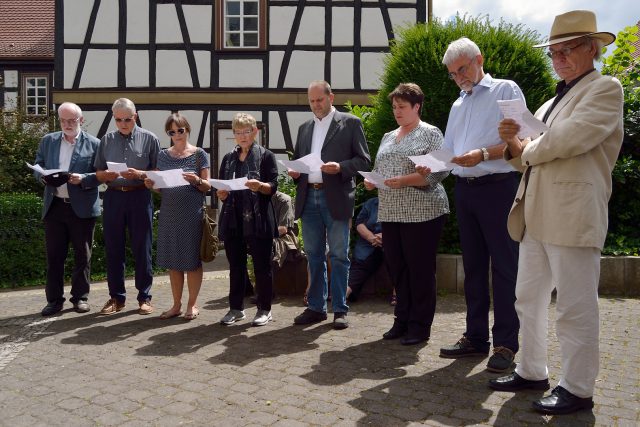 Acht Oberurseler tragen die Namen der bisher bekannten 62 Opfer vor. (v.l.:Günter Röder, Dieter Pagel, Karin Spielmann, Angelika Rieber, Thorsten Schorr, Christina Herr, Andi Andernacht, Uwe Becker). Foto: Uwe Seemann