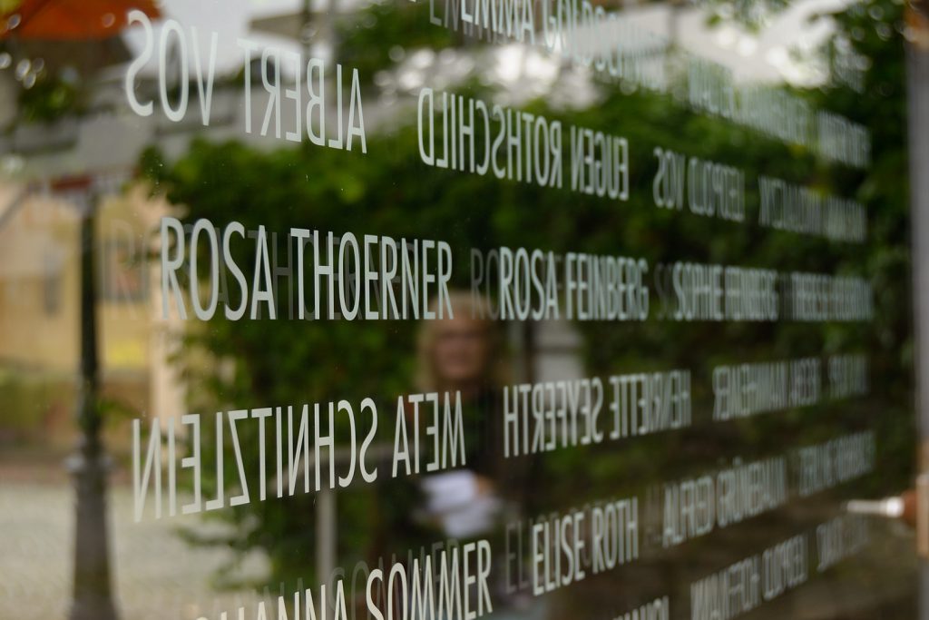 Opferdenkmal, Montage der Glasplatte