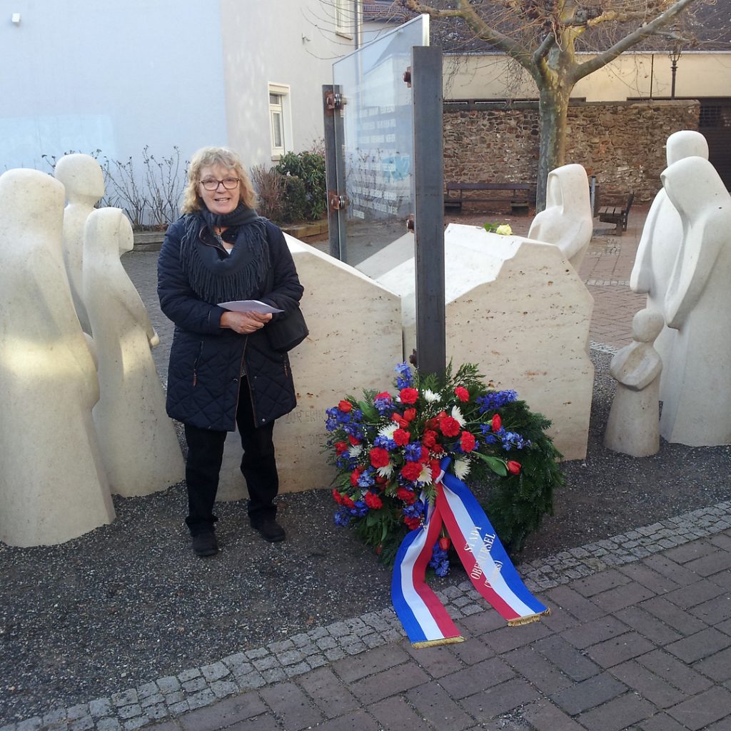 Die Vorsitzende der Initiative Opferdenkmal Annette Andernacht bedankt sich bei der Stadt Oberursel für die Niederlegung eines Kranzes am Opferdenkmal.