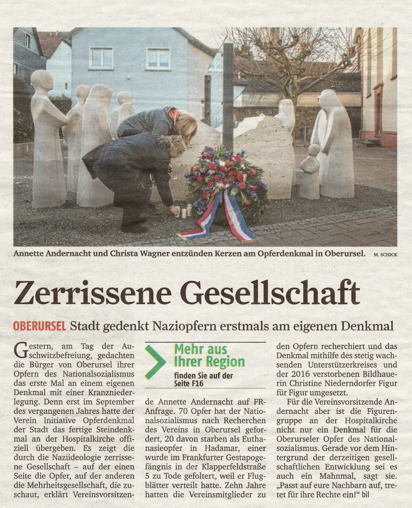 Die Vorsitzende der Initiative Opferdenkmal Annette Andernacht bedankt sich bei der Stadt Oberursel für die Niederlegung eines Kranzes am Opferdenkmal.