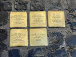 Fünf Stolpersteine am Marktplatz 7, dem ehemaligen Wohnsitz der Familie Feinberg