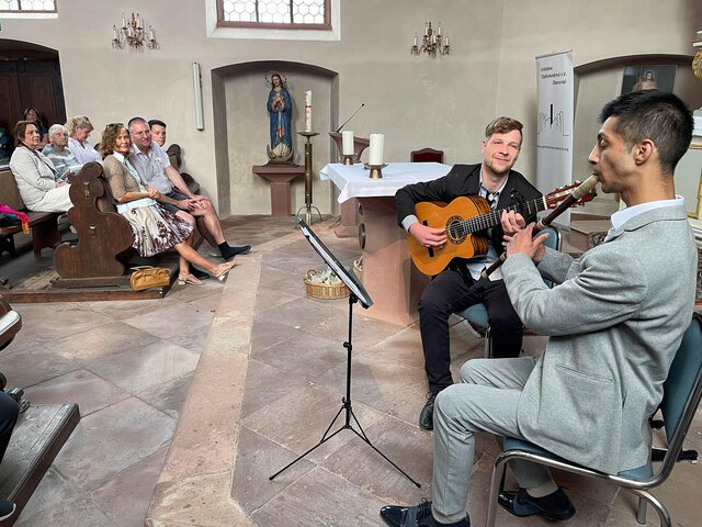 Dennis Merz (Gitarre) aus Deutschland und Vladimir Dindiryakov (Kaval) aus Bulgarien spielen beim Kammerkonzert von „Bridges“ in der Hospitalkirche. Foto: Initiative Opferdenkmal