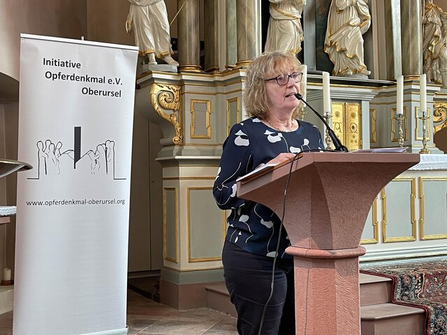 Die Vorsitzende der Initiative Opferdenkmal, Annette Andernacht, mahnt auf der Gedenkveranstaltung in der Hospitalkirche zum Frieden. Foto: Initiative Opferdenkmal