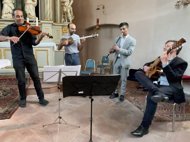 Rabie Azar (Viola) aus Syrien, Salim Salari (Tar) aus dem Iran, Vladimir Dindiryakov (Kaval) aus Bulgarien und Dennis Merz (Gitarre) aus Deutschland beim Konzert von „Bridges“ in der Hospitalkirche. Foto: Initiative Opferdenkmal