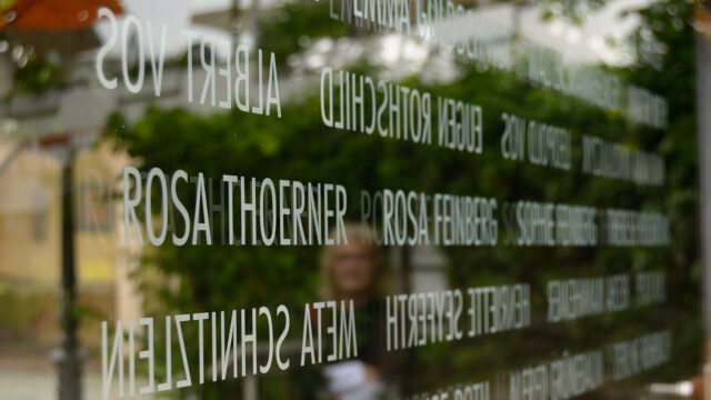 Glasplatte mit Opfernamen (Detailbild)